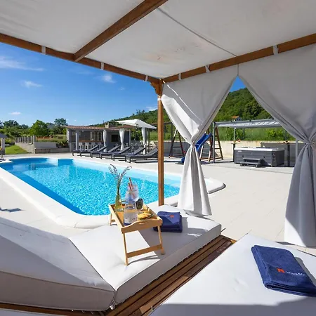 Amazing In With Heated Swimming Pool